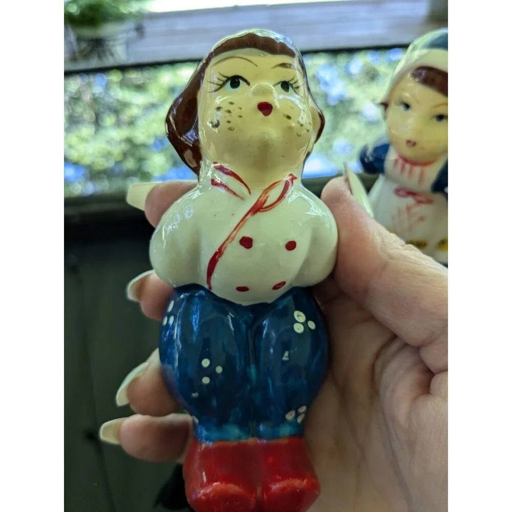 Vintage Kissing Dutch Boy/Girl Salt Pepper Shaker Set Ceramics Japan Tulips Blue